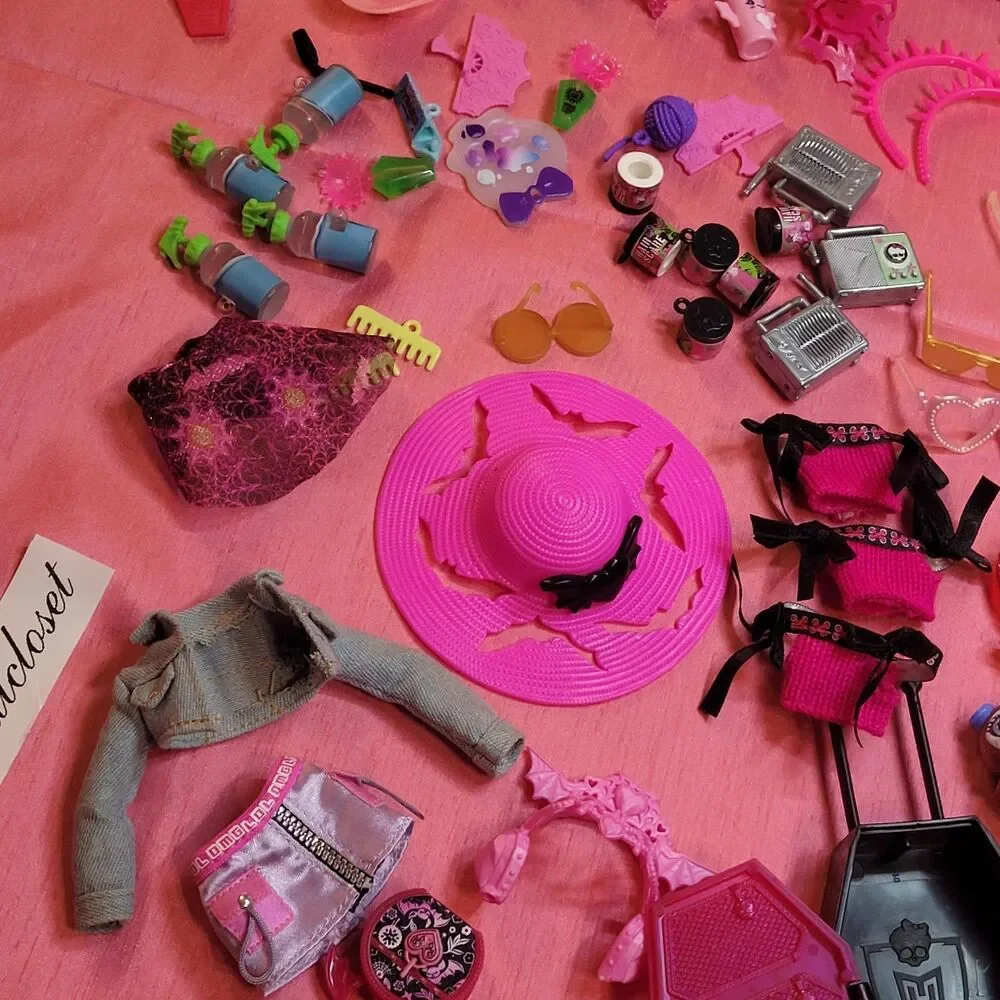 Monster High Dolls and Accessories Clothes Purses Earrings Luggage Balloons G3